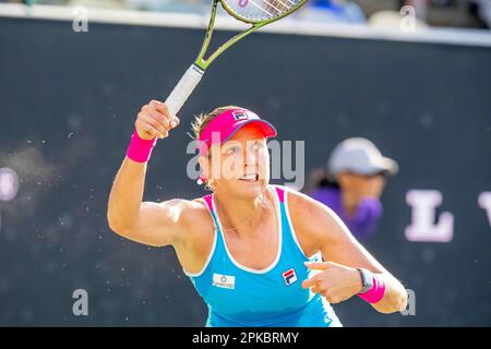 Charleston, SC, USA. 6. April 2023. SHELBY ROGERS USA spielt bei der WTA Series für die Credit One Charleston Open in Charleston, SC, USA gegen (4) BELINDA BENCIC SUI. (Kreditbild: © Walter G. Arce Sr./ZUMA Press Wire) NUR REDAKTIONELLE VERWENDUNG! Nicht für den kommerziellen GEBRAUCH! Stockfoto