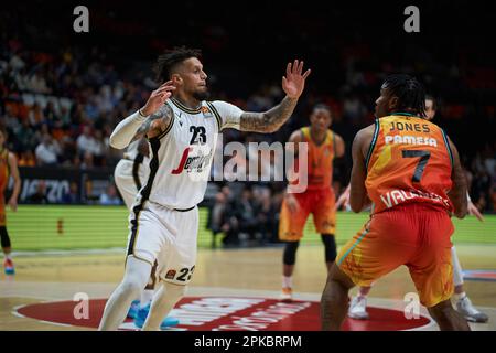 Daniel Hackett von Virtus Segafredo Bologna Roster (L) und Chris Jones von Valencia Corb (R) in Aktion während des EuroLeague-Regimes von Turkish Airlines Stockfoto