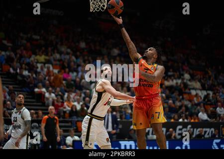 Tornike Shengelia von Virtus Segafredo Bologna Roster (L) und Chris Jones von Valencia Corb (R) in Aktion während der EuroLeague Regul der Turkish Airlines Stockfoto