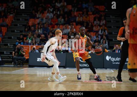 Niccolo Mannnion von Virtus Segafredo Bologna Roster (L) und Jared Harper von Valencia Corb (R) in Aktion während der EuroLeague Regu der Turkish Airlines Stockfoto