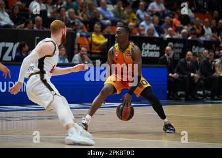 Niccolo Mannnion von Virtus Segafredo Bologna Roster (L) und Jared Harper von Valencia Corb (R) in Aktion während der EuroLeague Regu der Turkish Airlines Stockfoto