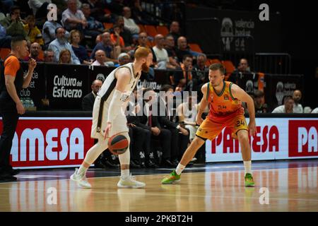 Niccolo Mannnion von Virtus Segafredo Bologna Roster (L) und Martin Hermannsson von Valencia Corb (R) in Aktion während der EuroLeague der Turkish Airlines Stockfoto