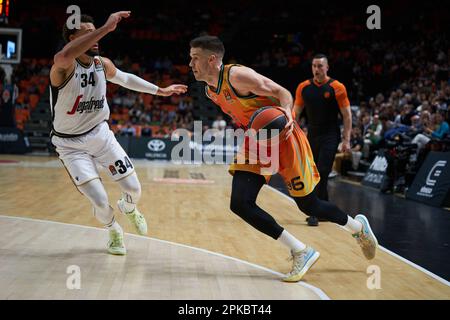 Kyle Weems von Virtus Segafredo Bologna Roster (L) und Xabi Lopez Arostegui von Valencia Corb (R) in Aktion während der EuroLeague reg Stockfoto