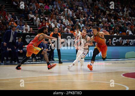 James Web von Valencia Corb (L), Niccolo Mannnion von Virtus Segafredo Bologna Roster (C) und Jonah Radebaugh von Valencia Corb (R) in Aktion Stockfoto