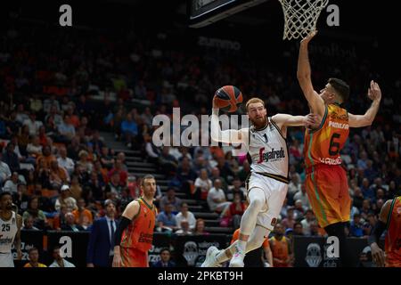 Niccolo Mannnion von Virtus Segafredo Bologna Roster (L) und Xabi Lopez Arostegui von Valencia Corb (R) in Aktion während des EuroLeag der Turkish Airlines Stockfoto