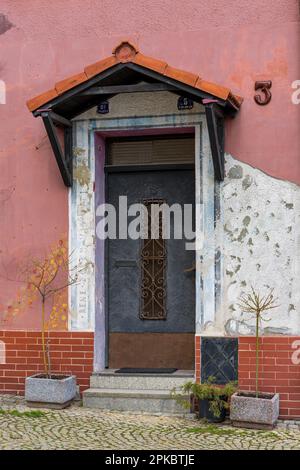 Wunderschön dekorierter Eingang zu einem Mietshaus in Bielsko-Biała am Nikolausplatz Stockfoto