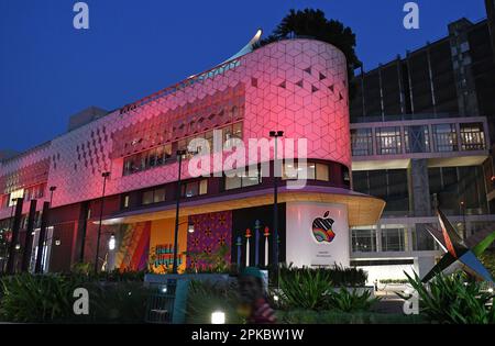 Mumbai, Indien. 06. April 2023. Ein Blick auf das erste firmeneigene Geschäft von Apple, das im Einkaufszentrum Jio World Drive im Bandra Kurla Complex (BKC) in Mumbai eröffnet wurde. Das Design des Ladens wurde von der kaali-Peeli (schwarz und gelb)-Taxikunst inspiriert, die einzigartig in Mumbai ist. Tim Cook, Chief Executive Officer (CEO), wird wahrscheinlich im April zur ersten exklusiven Einführung des Unternehmens kommen. (Foto: Ashish Vaishnav/SOPA Images/Sipa USA) Guthaben: SIPA USA/Alamy Live News Stockfoto