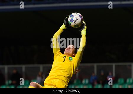 Torhüter Khadija Er-Rmichi (1 Marokko), der den Ball während der internationalen Freundschaft zwischen der Tschechischen Republik und Marokko im Letni Stadion in Chomutov fängt. (Sven Beyrich/SPP) Kredit: SPP Sport Press Photo. Alamy Live News Stockfoto