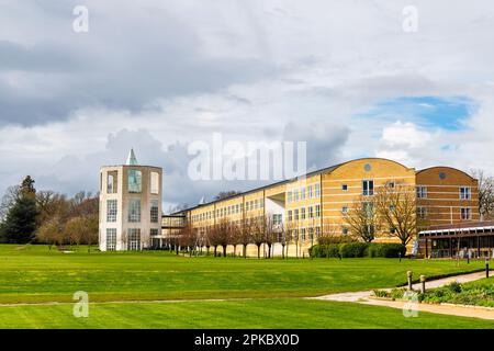 Außenansicht des Moller Institute auf dem Gelände des Churchill College, Teil der University of Cambridge, Ostengland Stockfoto