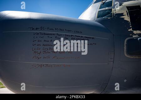 Die Unterschriften des Flugpersonals, das den letzten MC-130H-Kampf Talon II, Tail Number 89-0280, ausgeliefert hat, werden am Flugzeugnebel am „Boneyard“ am Luftwaffenstützpunkt Davis-Monthan, Ariz, am 3. April 2023 angebracht. Nach dem Ausscheiden des MC-130H ist das MC-130J Kommando II offiziell an die Stelle des Kampfes Talon II getreten (USA Air Force Foto von Senior Airman Natalie Fiorilli) Stockfoto