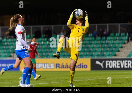 Torhüter Khadija Er-Rmichi (1 Marokko), der den Ball während der internationalen Freundschaft zwischen der Tschechischen Republik und Marokko im Letni Stadion in Chomutov fängt. (Sven Beyrich/SPP) Stockfoto