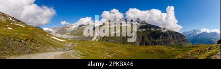 Panoramablick auf die wunderschöne Landschaft im Walking Country von unterhalb des Schwarzsees auf dem Matterhorn Trail über Zermatt, Valais, Schweiz Stockfoto