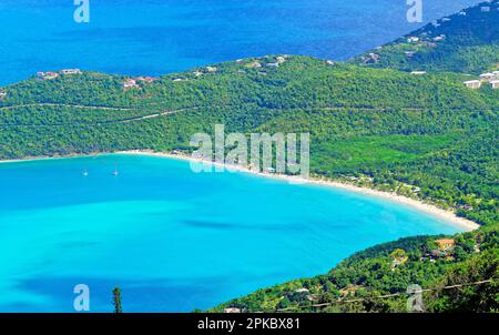 ST. THOMAS, USVI - 2. Februar 2023: Der Tourismus ist ein wichtiger Wirtschaftszweig in St. Thomas. Die Erholung von den Beschränkungen der Covid-Krankheit hat dazu geführt, dass der Tourismus in den früheren Gebieten wieder aufgenommen wird Stockfoto