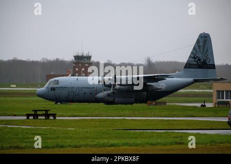 Das 336. Geschwader der Royal Netherlands Air Force, ein Herkules C-130-H-Flugzeug der Black Bulls, führt in Zusammenarbeit mit dem 424. Geschwader der US-Luftwaffe Landing Zone Operationen durch Air Force, während der Operation Orange Bull 2023 auf dem Luftwaffenstützpunkt Chièvres, Belgien, 14. März 2023. (USA Armeefoto von Pierre-Etienne Courtejoie) Stockfoto