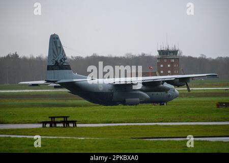 Das 336. Geschwader der Royal Netherlands Air Force, ein Herkules C-130-H-Flugzeug der Black Bulls, führt in Zusammenarbeit mit dem 424. Geschwader der US-Luftwaffe Landing Zone Operationen durch Air Force, während der Operation Orange Bull 2023 auf dem Luftwaffenstützpunkt Chièvres, Belgien, 14. März 2023. (USA Armeefoto von Pierre-Etienne Courtejoie) Stockfoto