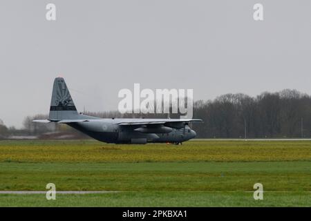 Das 336. Geschwader der Royal Netherlands Air Force, ein Herkules C-130-H-Flugzeug der Black Bulls, führt in Zusammenarbeit mit dem 424. Geschwader der US-Luftwaffe Landing Zone Operationen durch Air Force, während der Operation Orange Bull 2023 auf dem Luftwaffenstützpunkt Chièvres, Belgien, 14. März 2023. (USA Armeefoto von Pierre-Etienne Courtejoie) Stockfoto