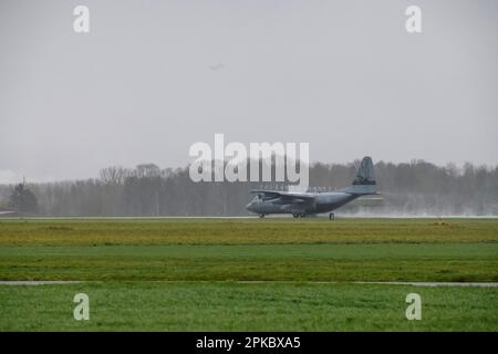 Das 336. Geschwader der Royal Netherlands Air Force, ein Herkules C-130-H-Flugzeug der Black Bulls, führt in Zusammenarbeit mit dem 424. Geschwader der US-Luftwaffe Landing Zone Operationen durch Air Force, während der Operation Orange Bull 2023 auf dem Luftwaffenstützpunkt Chièvres, Belgien, 14. März 2023. (USA Armeefoto von Pierre-Etienne Courtejoie) Stockfoto