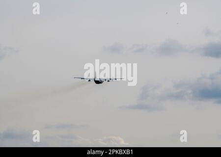 Ein Herkules C-130-H-Flugzeug der Black Bulls, das 336. Geschwader der Royal Netherlands Air Force, startet, während seine Crew mit dem 424. Geschwader der US-Luftwaffe trainiert Air Force, während der Operation Orange Bull 2023 auf dem Luftwaffenstützpunkt Chièvres, Belgien, 15. März 2023. (USA Armeefoto von Pierre-Etienne Courtejoie) Stockfoto