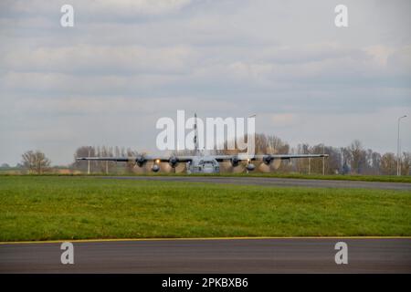 Das 336. Geschwader der Royal Netherlands Air Force, ein Herkules C-130-H-Flugzeug der Black Bulls, führt in Zusammenarbeit mit dem 424. Geschwader der US-Luftwaffe Landing Zone Operationen durch Air Force, während der Operation Orange Bull 2023 auf dem Luftwaffenstützpunkt Chièvres, Belgien, 15. März 2023. (USA Armeefoto von Pierre-Etienne Courtejoie) Stockfoto