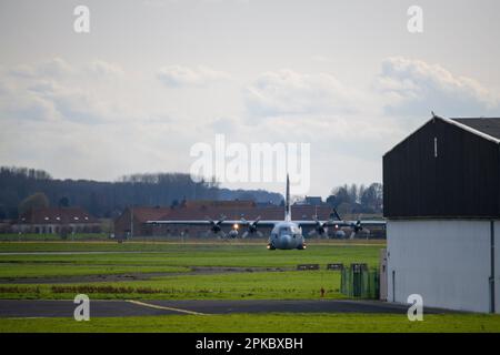 Das 336. Geschwader der Royal Netherlands Air Force, ein Herkules C-130-H-Flugzeug der Black Bulls, fährt auf dem Flugplatz, während seine Crew in Zusammenarbeit mit dem 424. Geschwader der Air Base der USA Landezonen durchführt Air Force, während der Operation Orange Bull 2023 auf dem Luftwaffenstützpunkt Chièvres, Belgien, 15. März 2023. (USA Armeefoto von Pierre-Etienne Courtejoie) Stockfoto