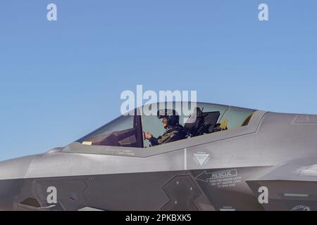 1. LT. Kelsey Flannery, ein F-35A Lightning II Pilot, der der 134. Kampfeinheit des 158. Kampfflügels der Vermont Air National Guard zugeteilt wurde, bereitet sich auf eine Ausbildungsmission der Vermont Air National Guard Base, South Burlington, Vermont, am 2. April 2023 vor. Die Schulungsmission ist die erste Agile Combat-Übung für die Vermont Air National Guard. (Air Force Foto von Tech. Sgt. Richard Mek93) Stockfoto