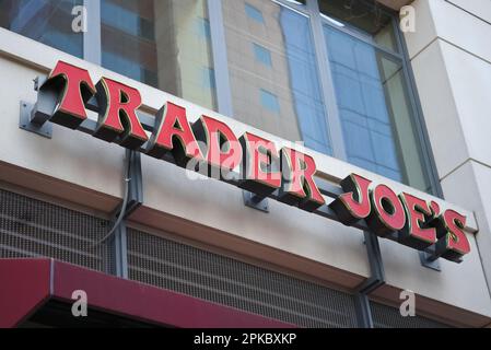 Washington, DC - 4. April 2023 : Nahaufnahme des roten Außenschilds von Trader Joe's Supermarkt. Stockfoto