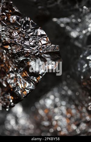 Aluminium Blattwerk Lichteffekte Design Feuershow Party festliche Dekorationen abstrakt verschwommener Hintergrund leuchtende Textur glänzendes Muster große, moderne Größe Stockfoto