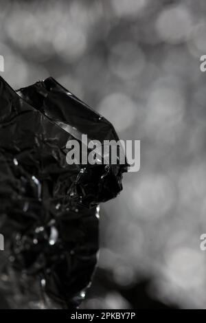 Aluminium Blattwerk Lichteffekte Design Feuershow Party festliche Dekorationen abstrakt verschwommener Hintergrund leuchtende Textur glänzendes Muster große, moderne Größe Stockfoto