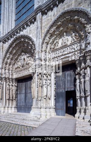 Zentrale und rechte Portale, Westeingang, Kathedrale von Chartres, Frankreich Stockfoto