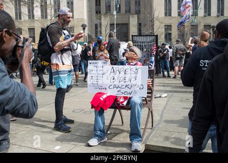 Zwei Männer debattieren vor dem Manhattan Criminal Court House NYC, während Präsident Trump historische Anklageerhebung. 04. April 2023 Stockfoto