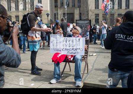 Zwei Männer debattieren vor dem Manhattan Criminal Court House NYC, während Präsident Trump historische Anklageerhebung. 04. April 2023 Stockfoto