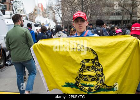 Der junge Maryland-Unterstützer von Präsident Trump hält eine „Don't tread on me“-Flagge in der Nähe des Manhattan Criminal Court House, New York City, USA. 4. April 2023. Stockfoto