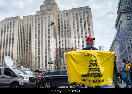 Der junge Maryland-Unterstützer von Präsident Trump hält eine „Don't tread on me“-Flagge in der Nähe des Manhattan Criminal Court House, New York City, USA. 4. April 2023. Stockfoto