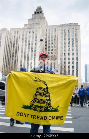 Der junge Maryland-Unterstützer von Präsident Trump hält eine „Don't tread on me“-Flagge in der Nähe des Manhattan Criminal Court House, New York City, USA. 4. April 2023. Stockfoto