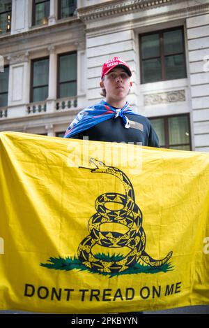 Der junge Maryland-Unterstützer von Präsident Trump hält eine „Don't tread on me“-Flagge in der Nähe des Manhattan Criminal Court House, New York City, USA. 4. April 2023. Stockfoto