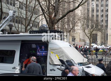 Vor dem Manhattan Criminal Court, NYC, versammeln sich während der historischen Anklageverlesung von Präsident Trump am 4. April 2023 Demonstranten. Stockfoto