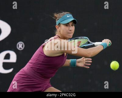 Charleston, South Carolina, USA. 6. April 2023. Belinda Bencic (SUI) kämpft gegen Shelby Rogers (USA) bei den Credit One Charleston Open, die am 6. April 2023 im Family Circle Tennis Center in Charleston, South Carolina, ausgetragen werden. © Leslie Billman/Tennisclix Credit: Cal Sport Media/Alamy Live News Stockfoto