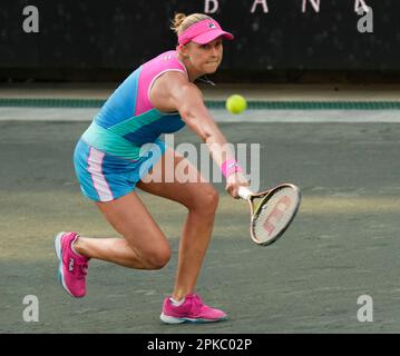 Charleston, South Carolina, USA. 6. April 2023. Shelby Rogers (USA) kämpft gegen Belinda Bencic (SUI) bei den Credit One Charleston Open, die am 6. April 2023 im Family Circle Tennis Center in Charleston, South Carolina, ausgetragen werden. © Leslie Billman/Tennisclix Credit: Cal Sport Media/Alamy Live News Stockfoto