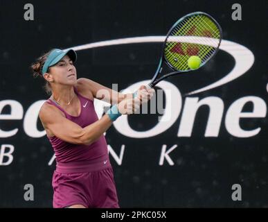 Charleston, South Carolina, USA. 6. April 2023. Belinda Bencic (SUI) kämpft gegen Shelby Rogers (USA) bei den Credit One Charleston Open, die am 6. April 2023 im Family Circle Tennis Center in Charleston, South Carolina, ausgetragen werden. © Leslie Billman/Tennisclix Credit: Cal Sport Media/Alamy Live News Stockfoto