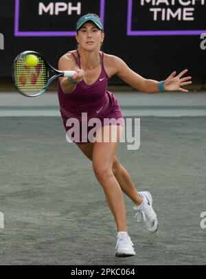 Charleston, South Carolina, USA. 6. April 2023. Belinda Bencic (SUI) kämpft gegen Shelby Rogers (USA) bei den Credit One Charleston Open, die am 6. April 2023 im Family Circle Tennis Center in Charleston, South Carolina, ausgetragen werden. © Leslie Billman/Tennisclix Credit: Cal Sport Media/Alamy Live News Stockfoto