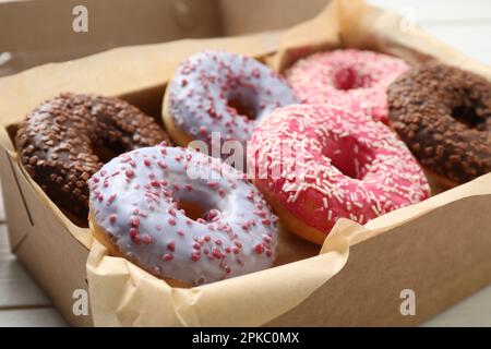Süße, köstliche glasierte Donuts in der Schachtel, Nahaufnahme Stockfoto