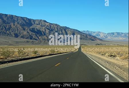 Straße durch den Death Valley-Nationalpark, Kalifornien Stockfoto