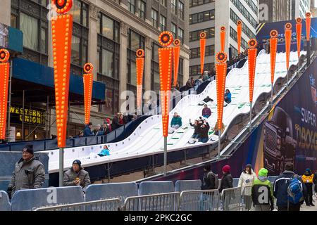 Die Tobaggan-Rennen am Super Bowl Boulevard am Times Square New York City, 2014. Denver Broncos gegen Seattle Seahawks. Stockfoto