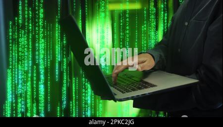 Abbildung: Binäre Codierung über weißem männlichen Arbeiter mit Laptop im Serverraum Stockfoto