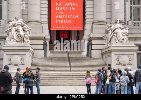 Vor dem National Museum of the American Indian in New York City warten Menschenmassen. Stockfoto