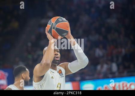 Vitoria-Gasteiz, Spanien, 06. April 2023: Der Spieler der LDLC ASVEL Villeurbanne, Alex Tyus (9, R), schießt am 06. April 2023 in der 33. Runde der regulären Turkish Airlines EuroLeague 2022-23 zwischen Cazoo Baskonia Vitoria-Gasteiz und LDLC ASVEL Villeurbanne in der Arena von Vitoresa, Spanien, einen Freistoß. Kredit: Alberto Brevers / Alamy Live News Stockfoto