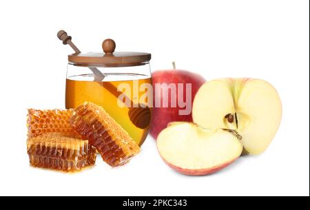 Natürlicher süßer Honig und leckere frische Äpfel auf weißem Hintergrund Stockfoto