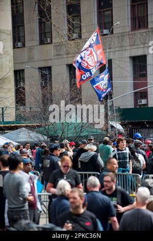 Demonstranten versammeln sich vor dem Manhattan Criminal Court NYC zur Unterstützung von Präsident Trump während seiner historischen Anklageverlesung am 4. April 2023. Stockfoto