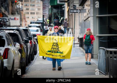 Der junge Maryland-Unterstützer von Präsident Trump hält eine „Don't tread on me“-Flagge in der Nähe des Manhattan Criminal Court House, New York City, USA. 4. April 2023. Stockfoto