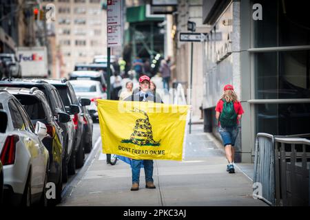 Der junge Maryland-Unterstützer von Präsident Trump hält eine „Don't tread on me“-Flagge in der Nähe des Manhattan Criminal Court House, New York City, USA. 4. April 2023. Stockfoto